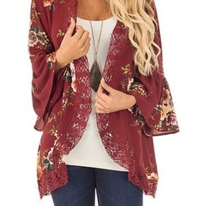 Floral kimono, white blouse & free necklace 💁‍♀️